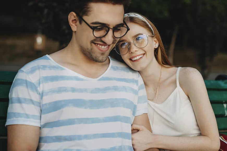 Adulti attivi oltre i 35 anni che curano il proprio benessere visivo